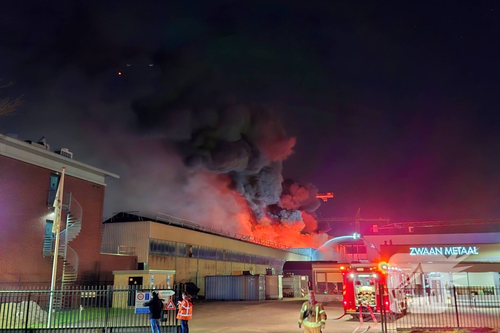Zeer grote brand in bedrijfsloods
