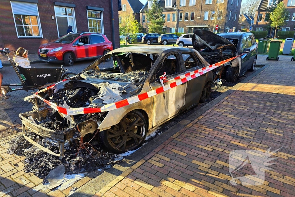 Twee voertuigen volledig verwoest door brand