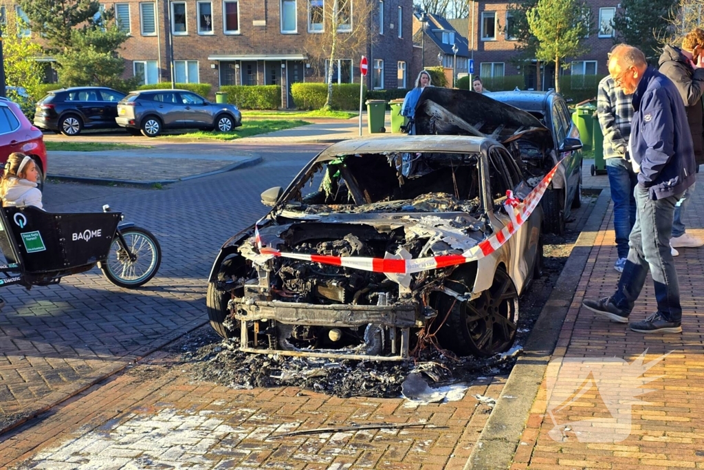 Twee voertuigen volledig verwoest door brand