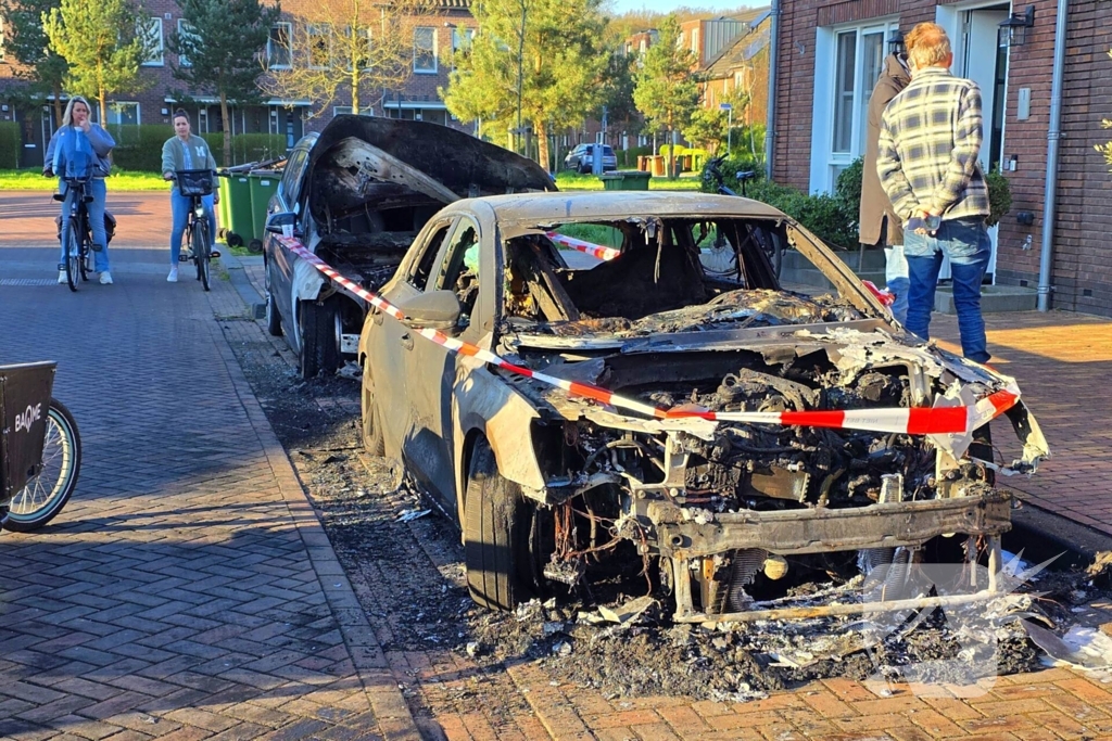 Twee voertuigen volledig verwoest door brand