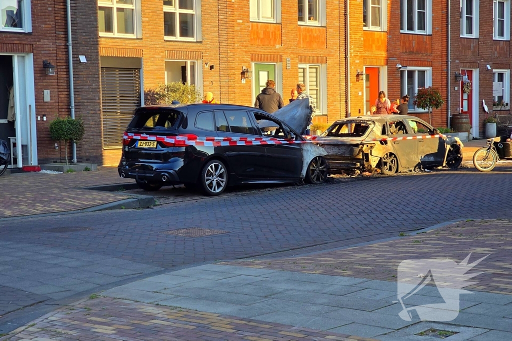 Twee voertuigen volledig verwoest door brand
