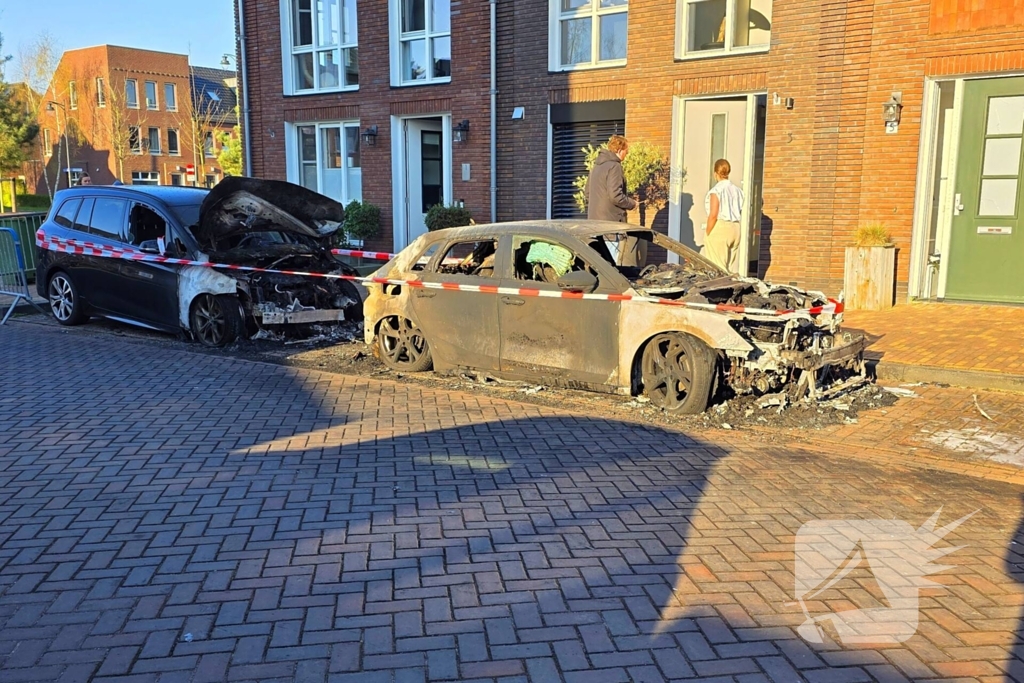 Twee voertuigen volledig verwoest door brand