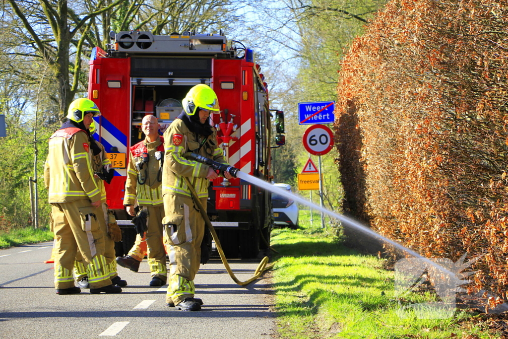 Omstanders blussen brand
