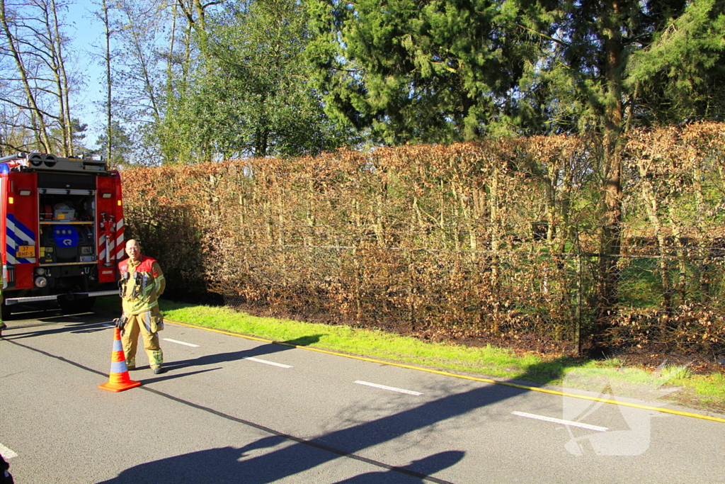 Omstanders blussen brand