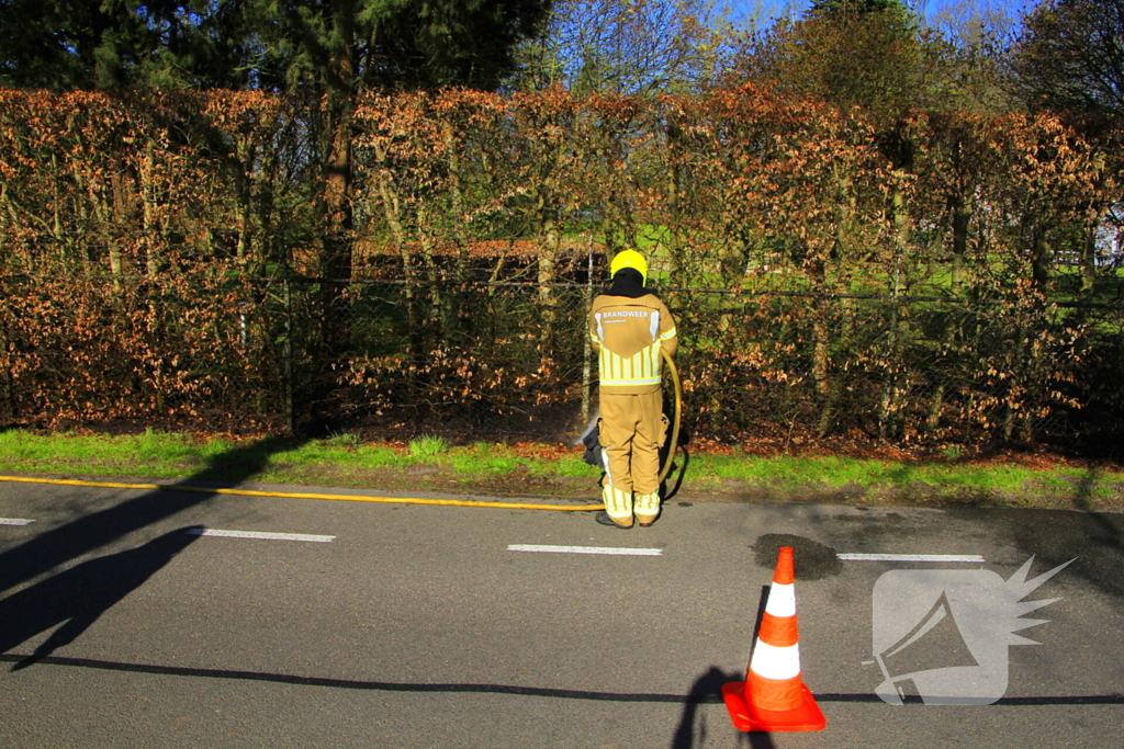 Omstanders blussen brand