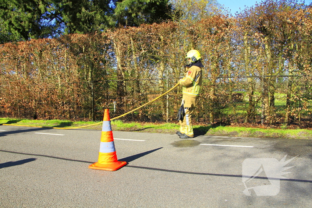 Omstanders blussen brand