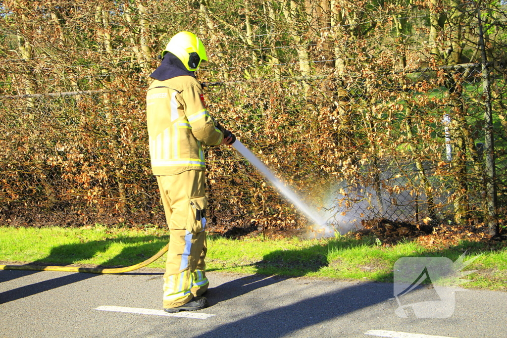 Omstanders blussen brand