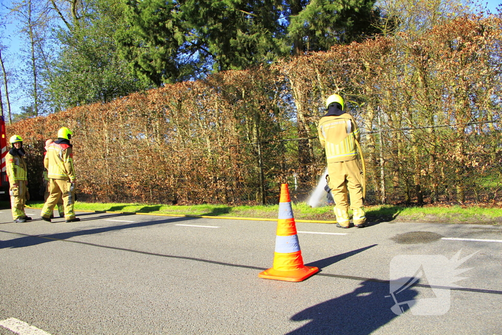 Omstanders blussen brand
