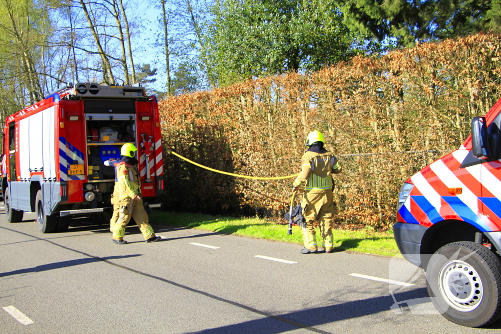 Omstanders blussen brand