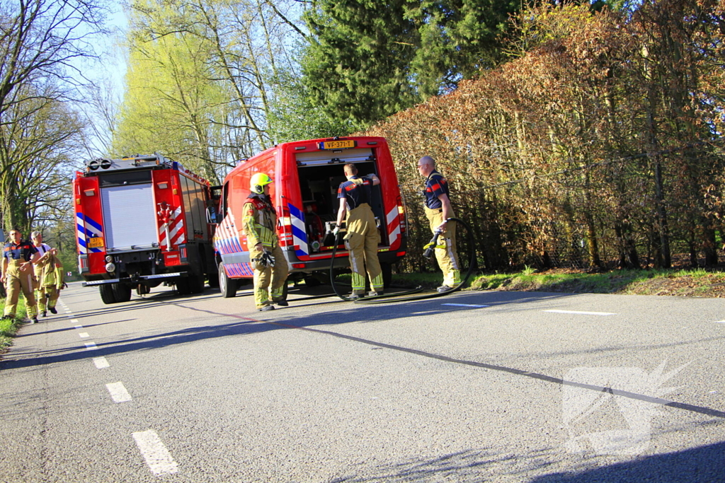 Omstanders blussen brand