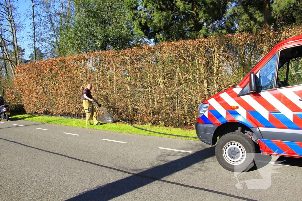 Omstanders blussen brand