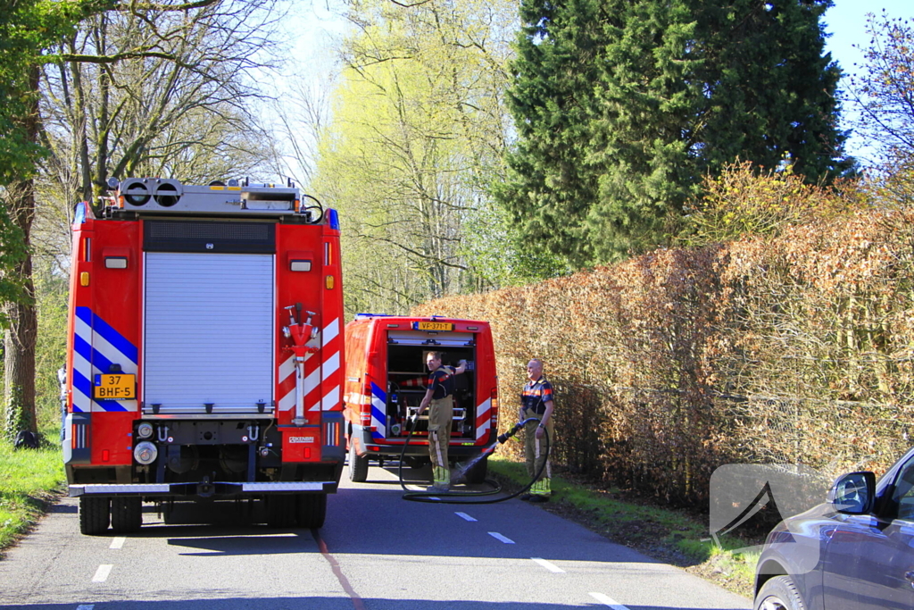 Omstanders blussen brand