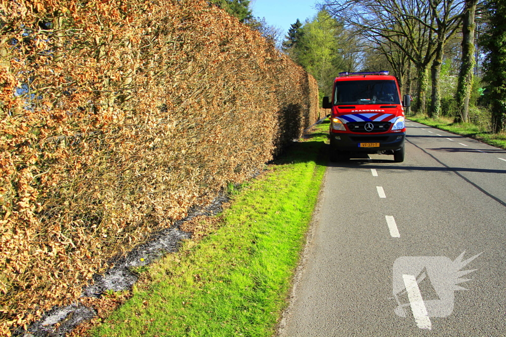 Omstanders blussen brand