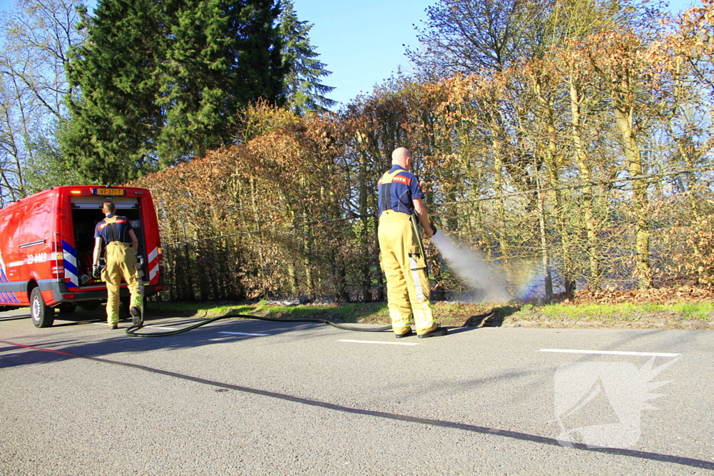 Omstanders blussen brand