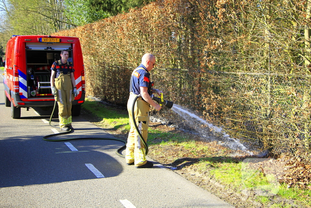 Omstanders blussen brand
