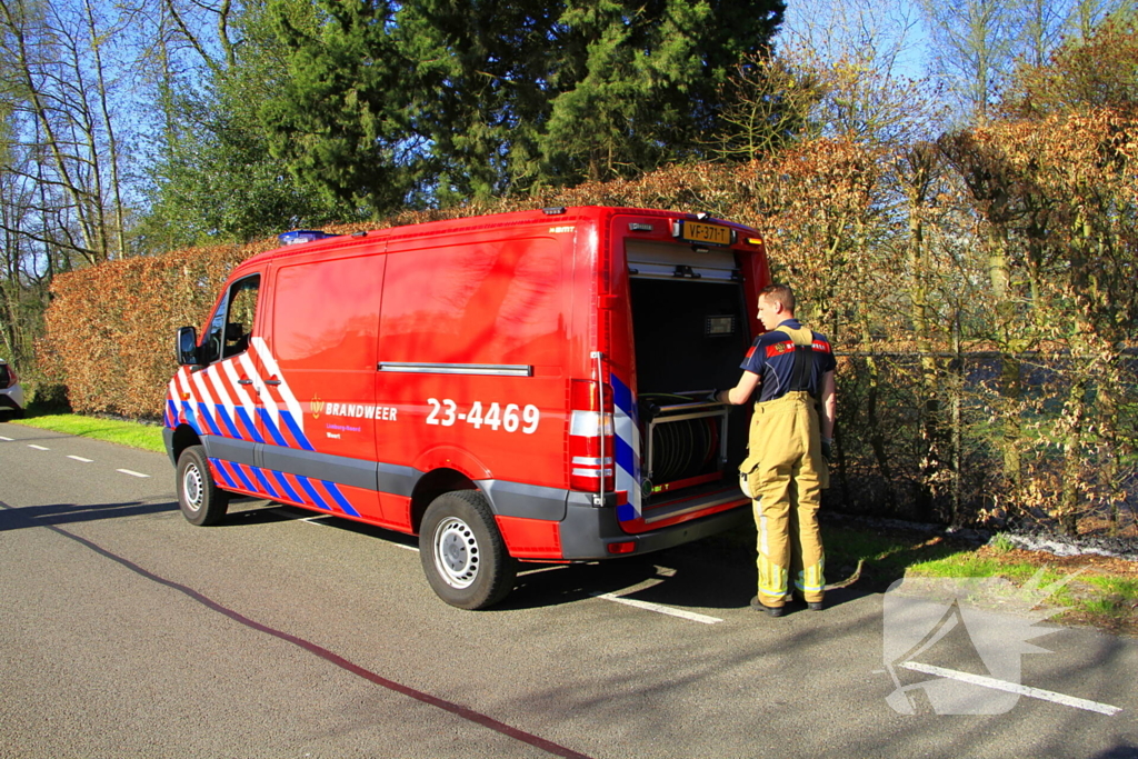Omstanders blussen brand