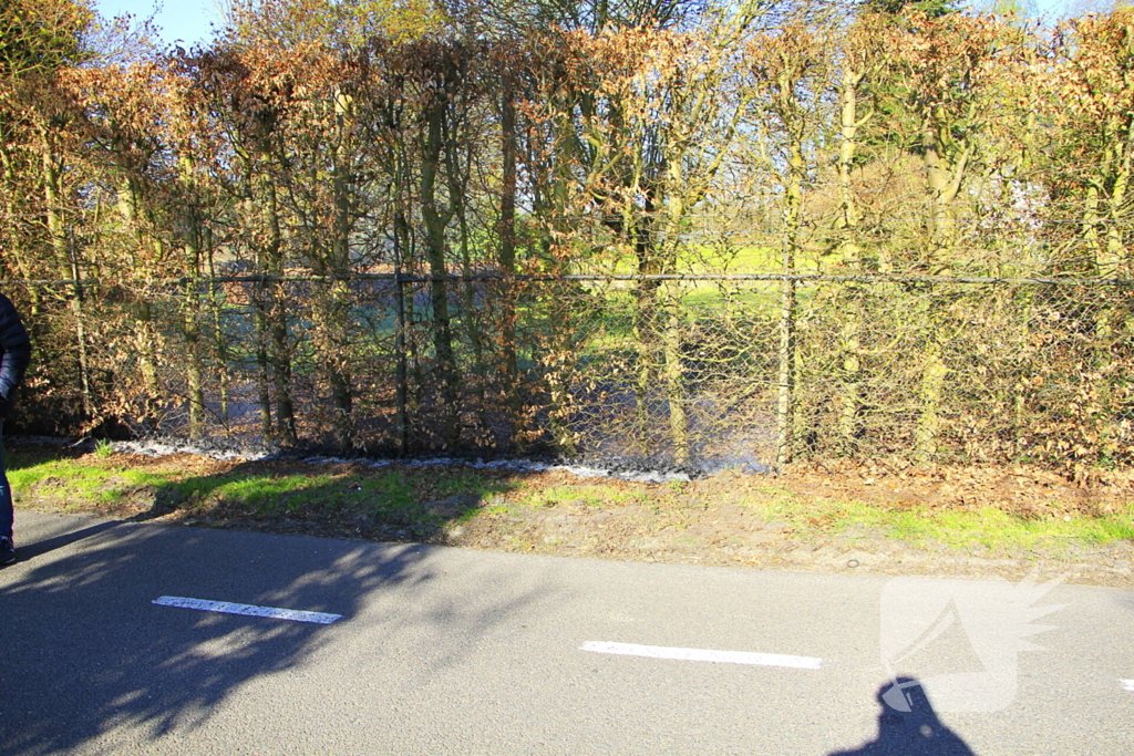 Omstanders blussen brand