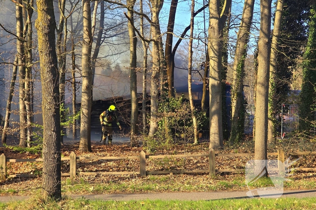 Uitslaande brand in bijgebouw