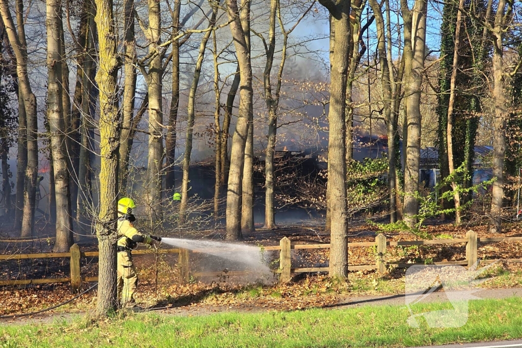 Uitslaande brand in bijgebouw