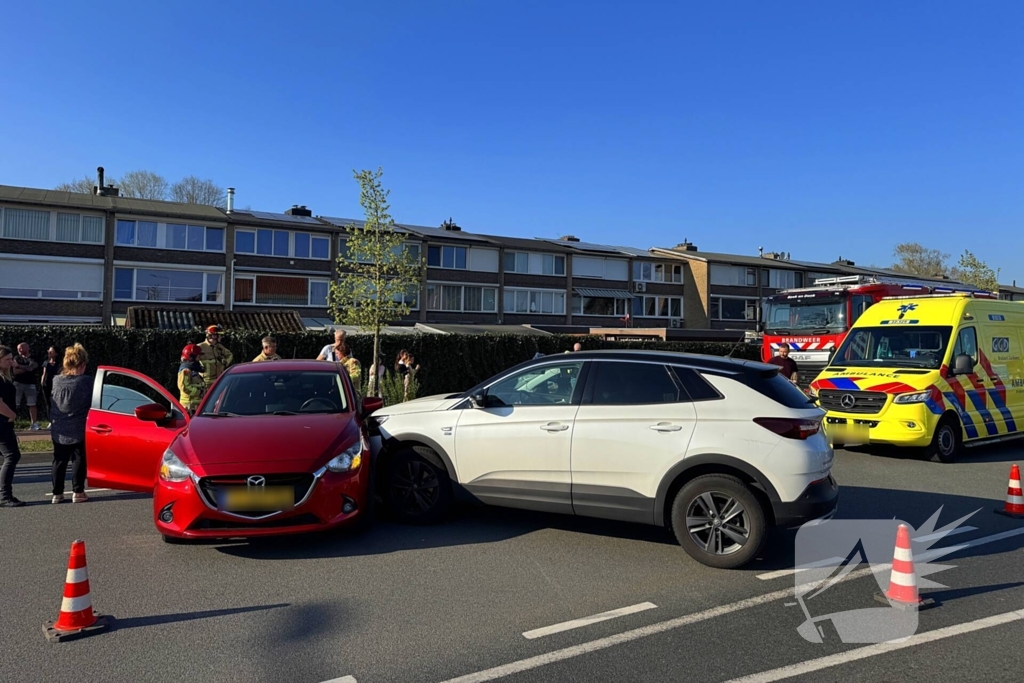 Twee voertuigen door onbekende oorzaak met elkaar in botsing