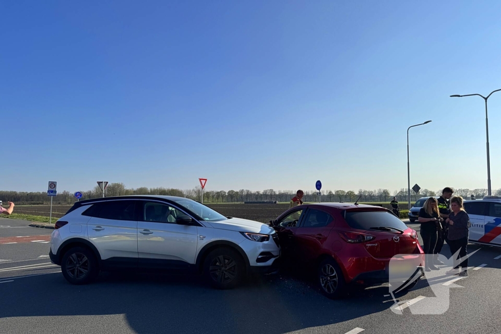 Twee voertuigen door onbekende oorzaak met elkaar in botsing