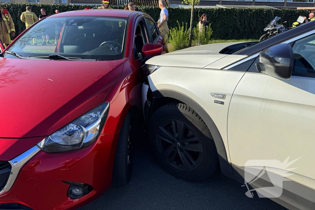 Twee voertuigen door onbekende oorzaak met elkaar in botsing