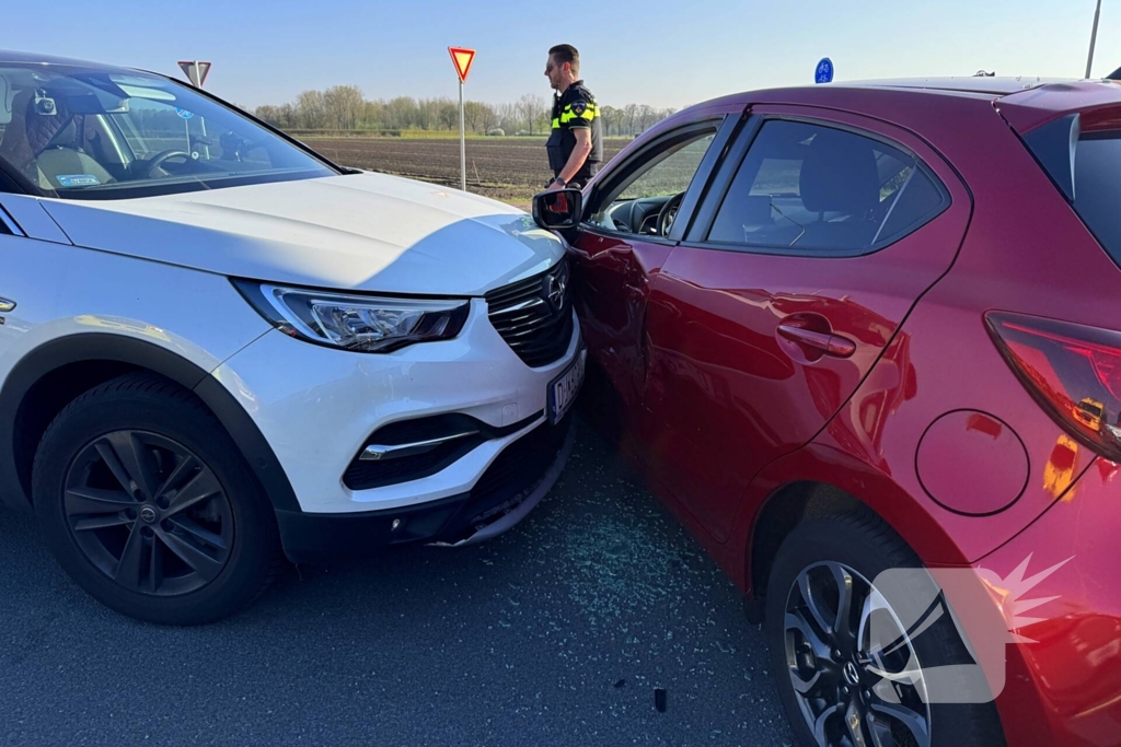 Twee voertuigen door onbekende oorzaak met elkaar in botsing