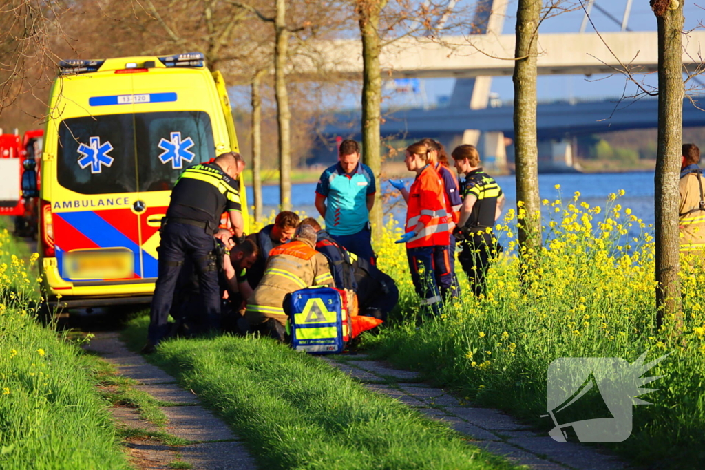 Te water geraakte persoon gered door brandweer