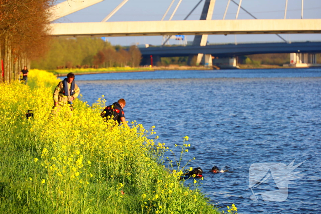 Te water geraakte persoon gered door brandweer