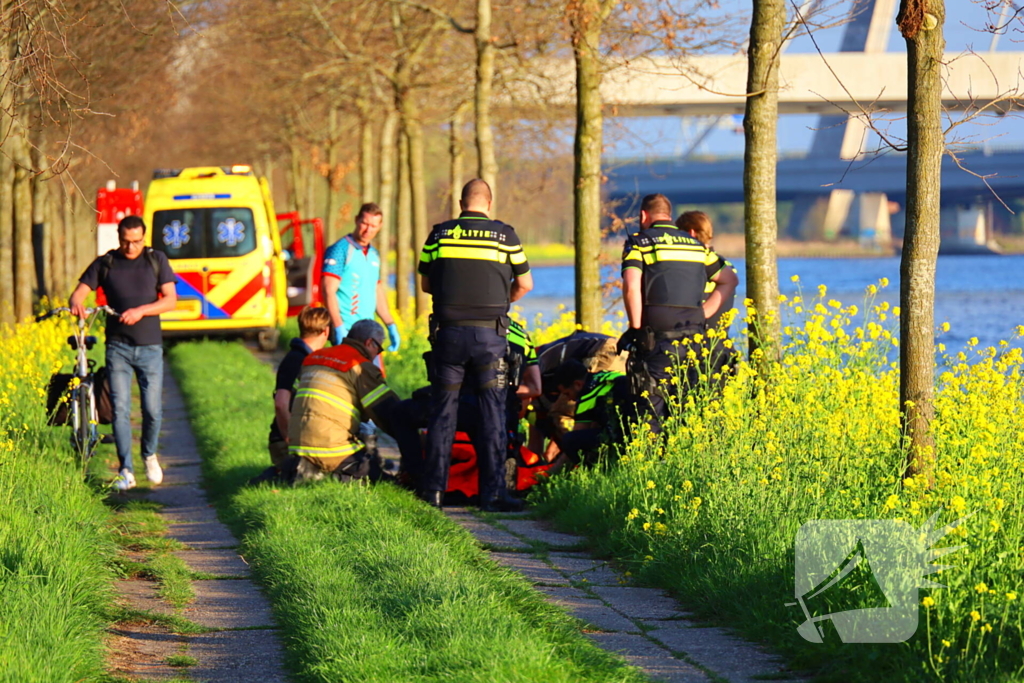 Te water geraakte persoon gered door brandweer