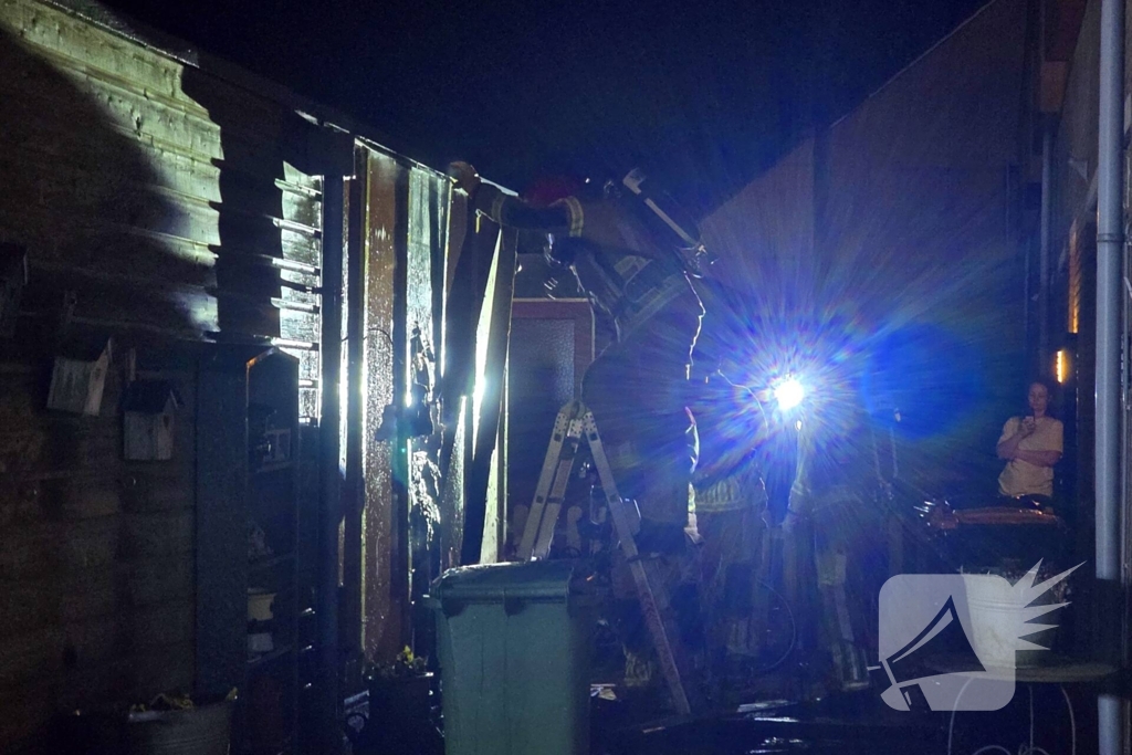 Brandweer dooft brand in schuur