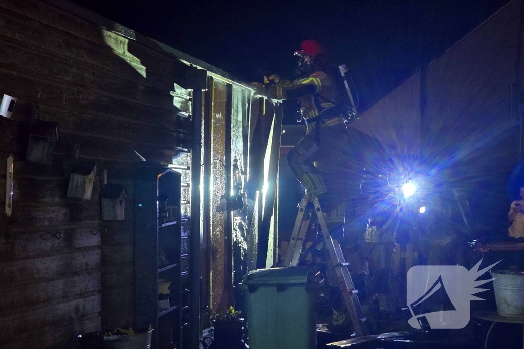 Brandweer dooft brand in schuur