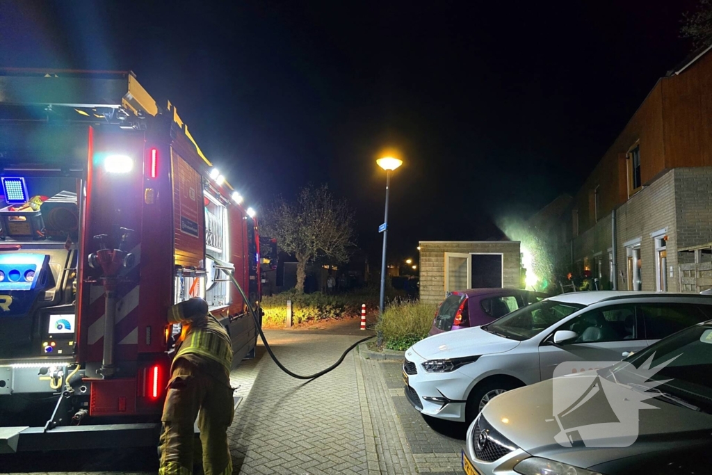 Brandweer dooft brand in schuur