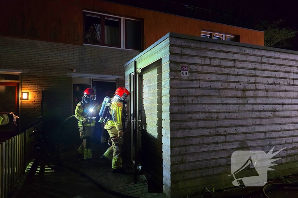 Brandweer dooft brand in schuur
