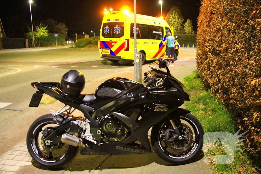 Motorrijder ten val bij rotonde