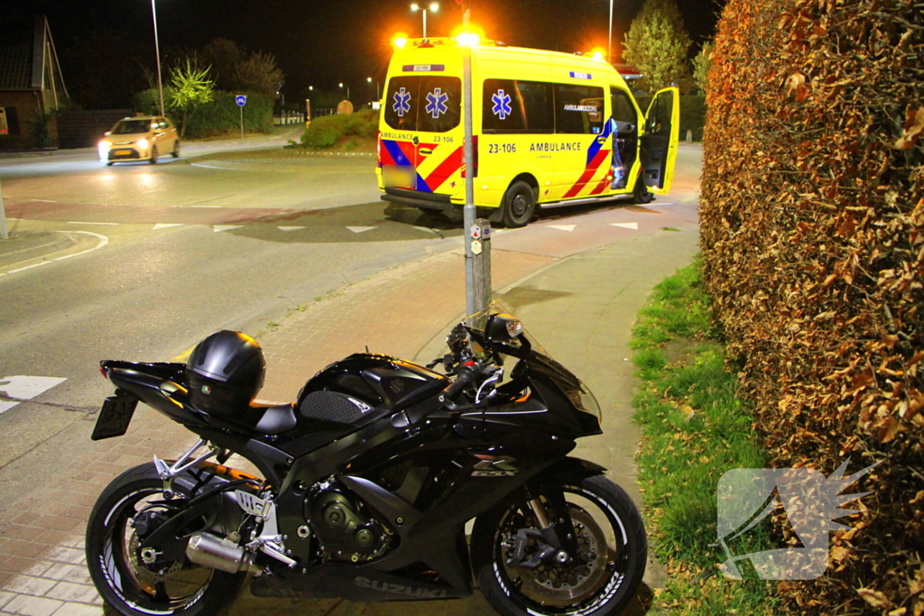 Motorrijder ten val bij rotonde