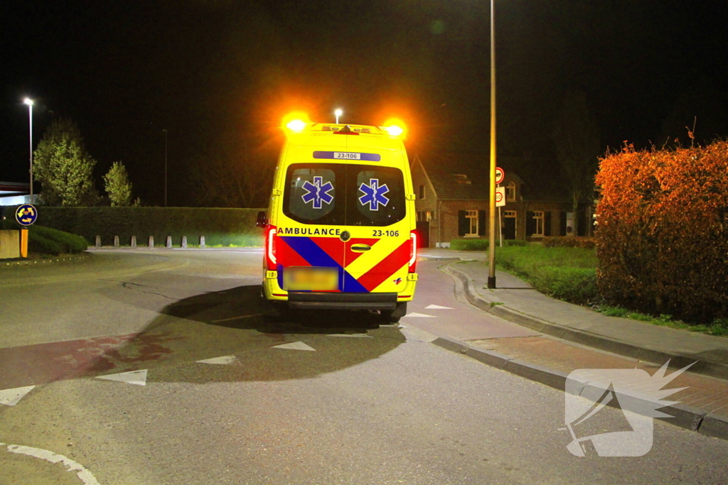 Motorrijder ten val bij rotonde
