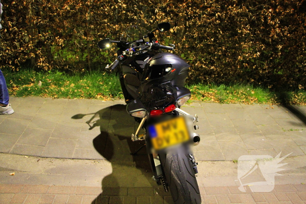 Motorrijder ten val bij rotonde