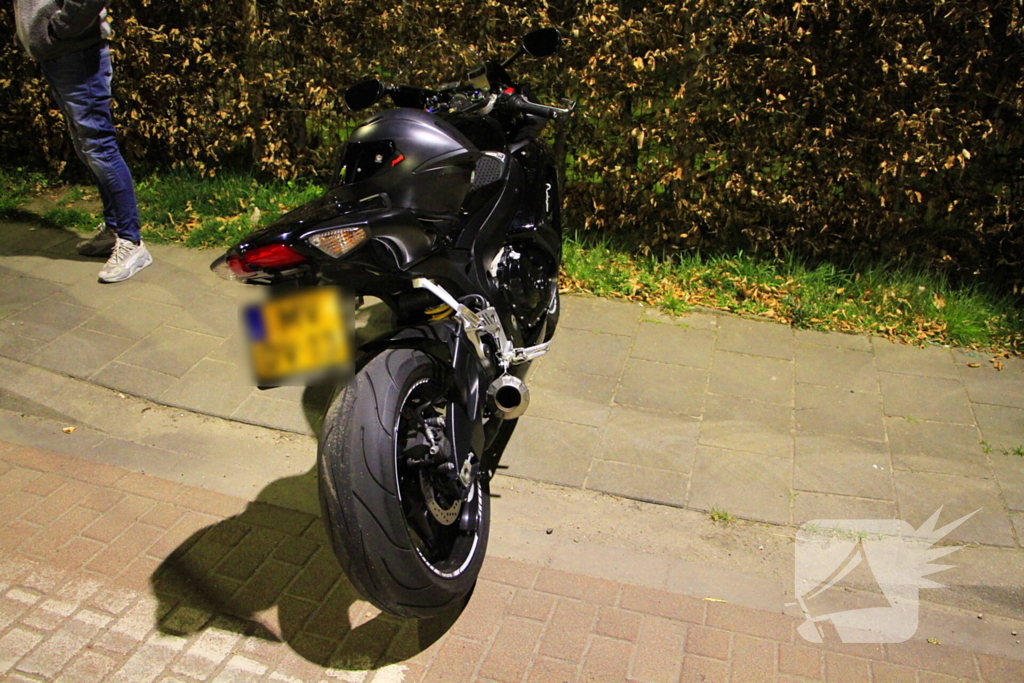 Motorrijder ten val bij rotonde