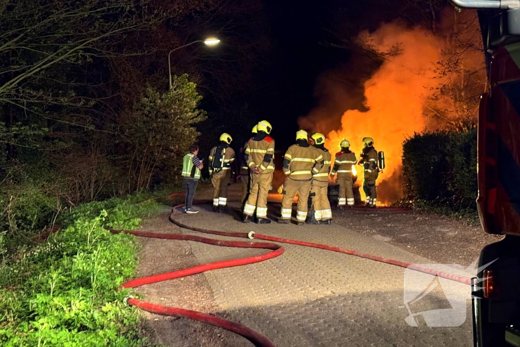 Brandweer blust brand in hybride auto