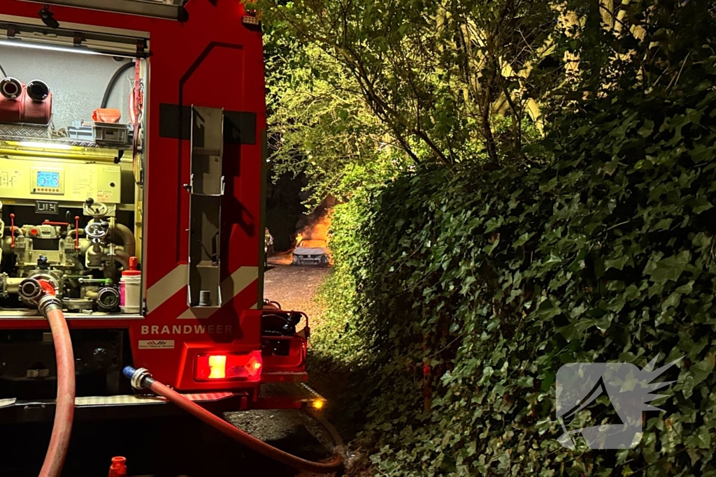 Brandweer blust brand in hybride auto