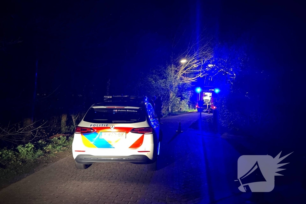 Brandweer blust brand in hybride auto