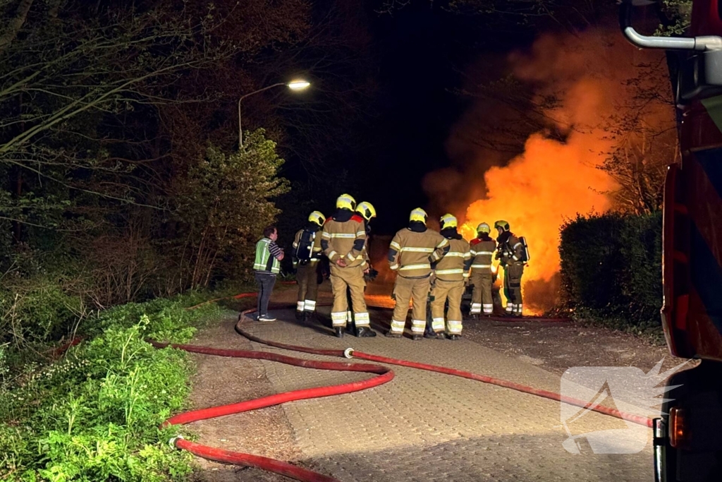 Brandweer blust brand in hybride auto