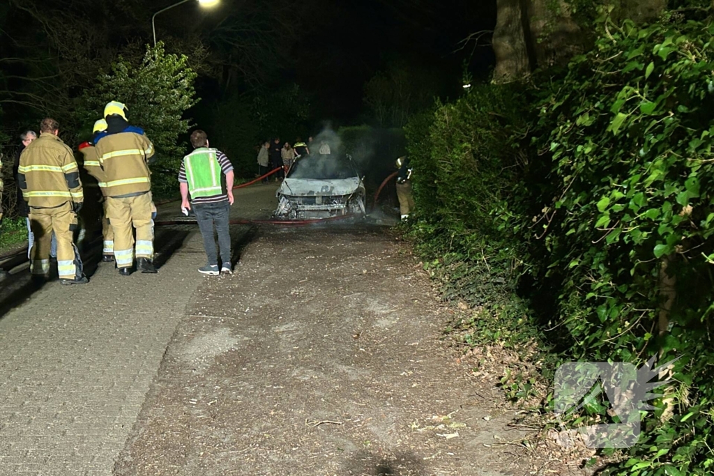 Brandweer blust brand in hybride auto