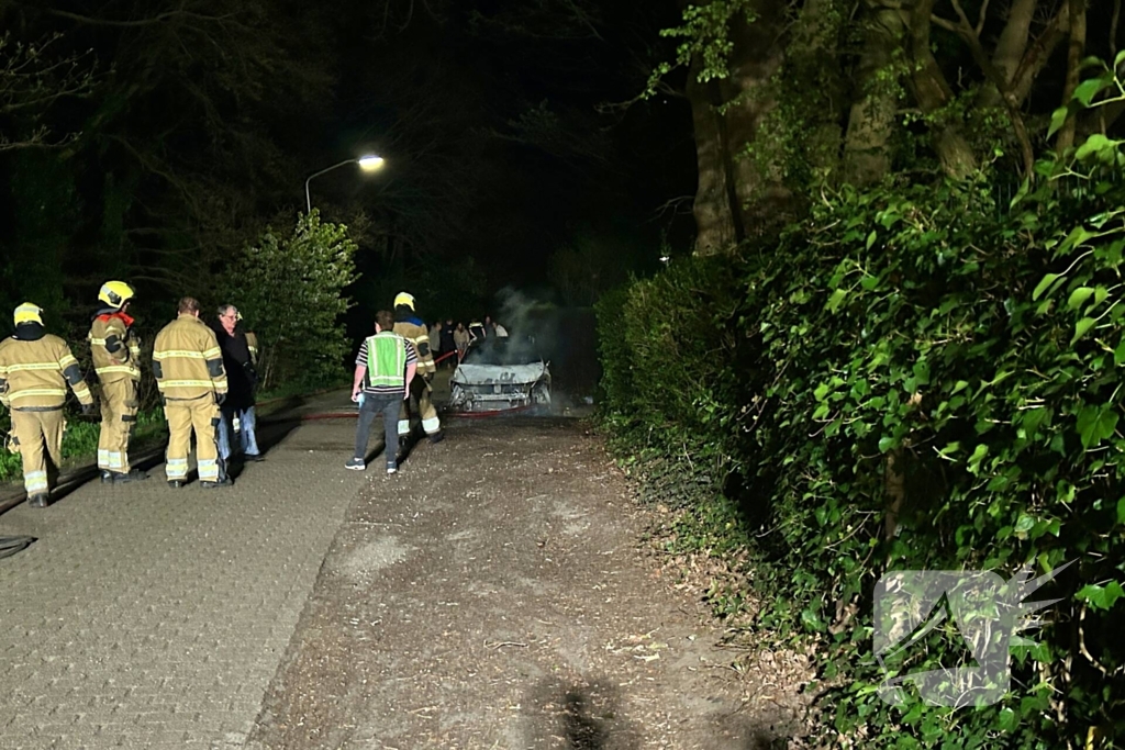 Brandweer blust brand in hybride auto