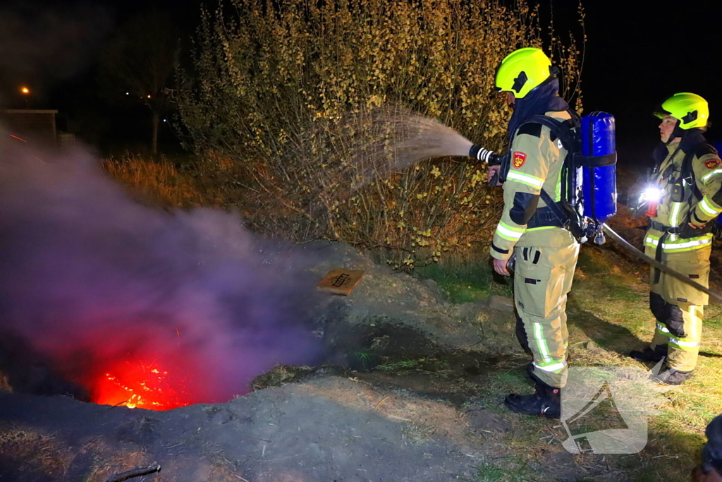 Kampvuur in kuil op braakliggend terrein geblust