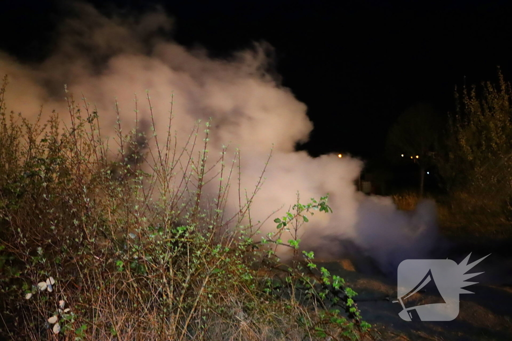 Kampvuur in kuil op braakliggend terrein geblust