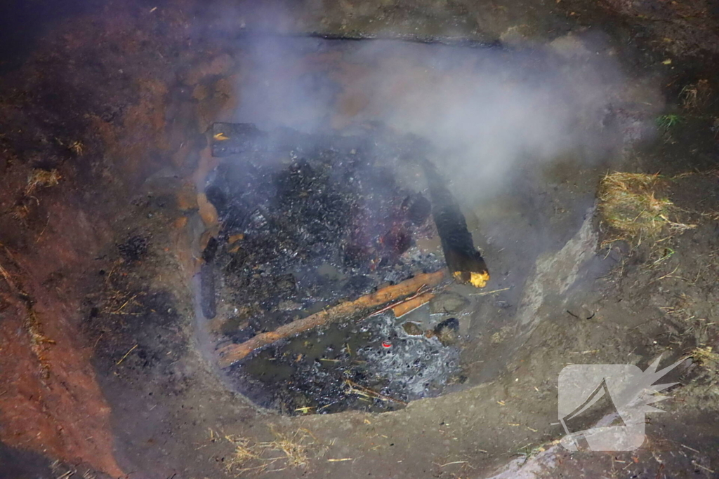 Kampvuur in kuil op braakliggend terrein geblust