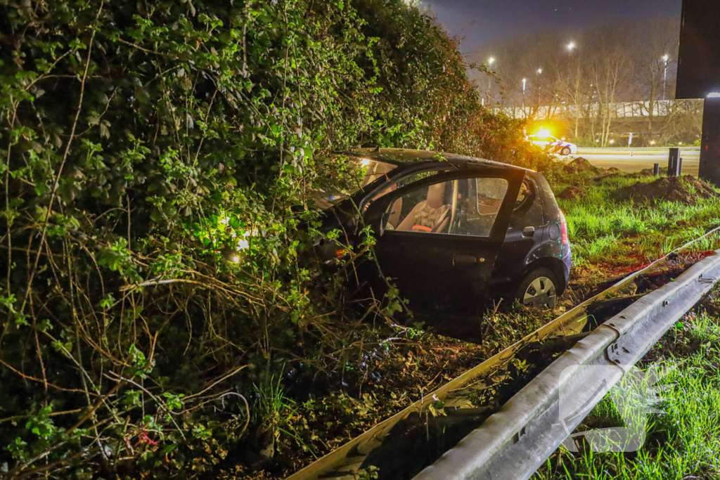 Auto schiet door de bocht en botst tegen geluidswand