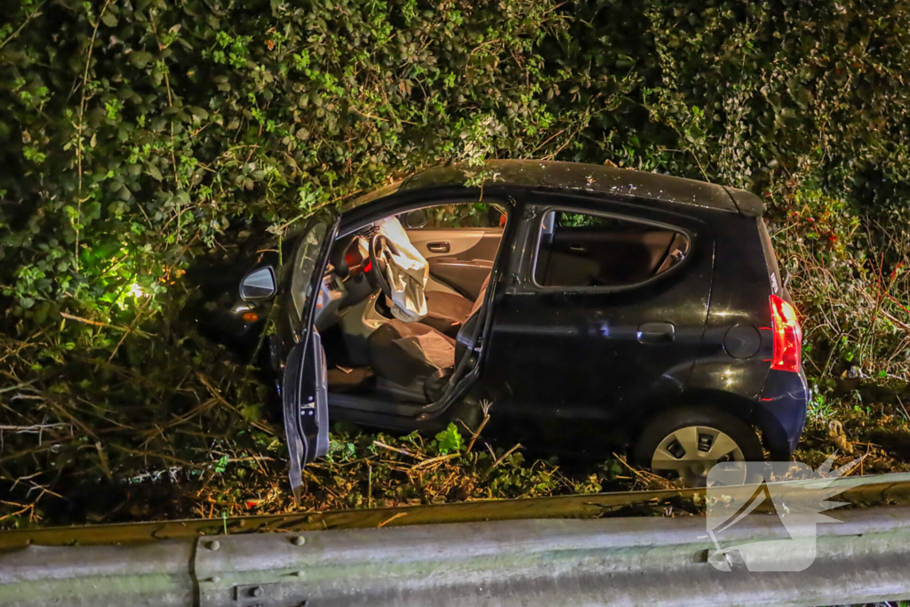 Auto schiet door de bocht en botst tegen geluidswand